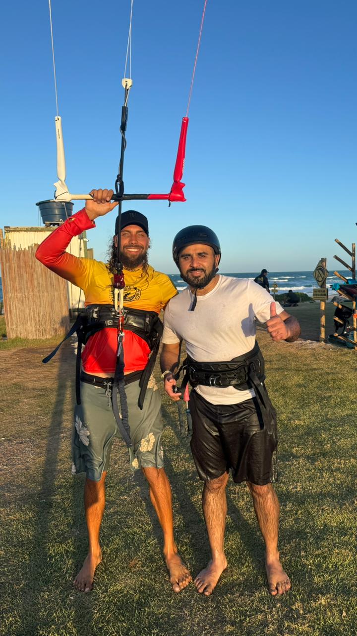 Kite e céu laranja