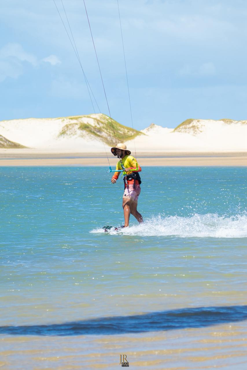 Kite sobre as ondas